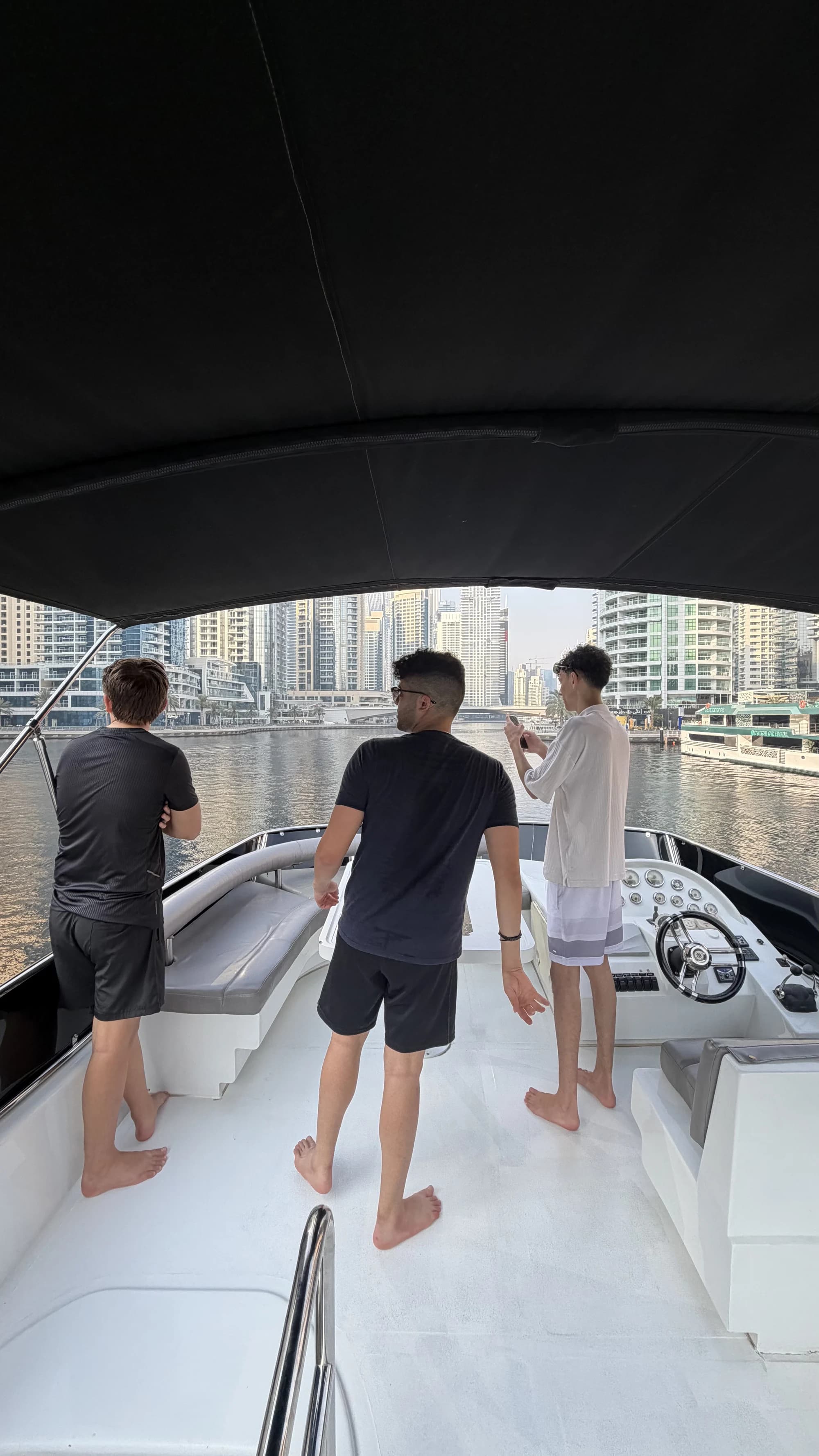 Empresários navegando pela Marina de Dubai