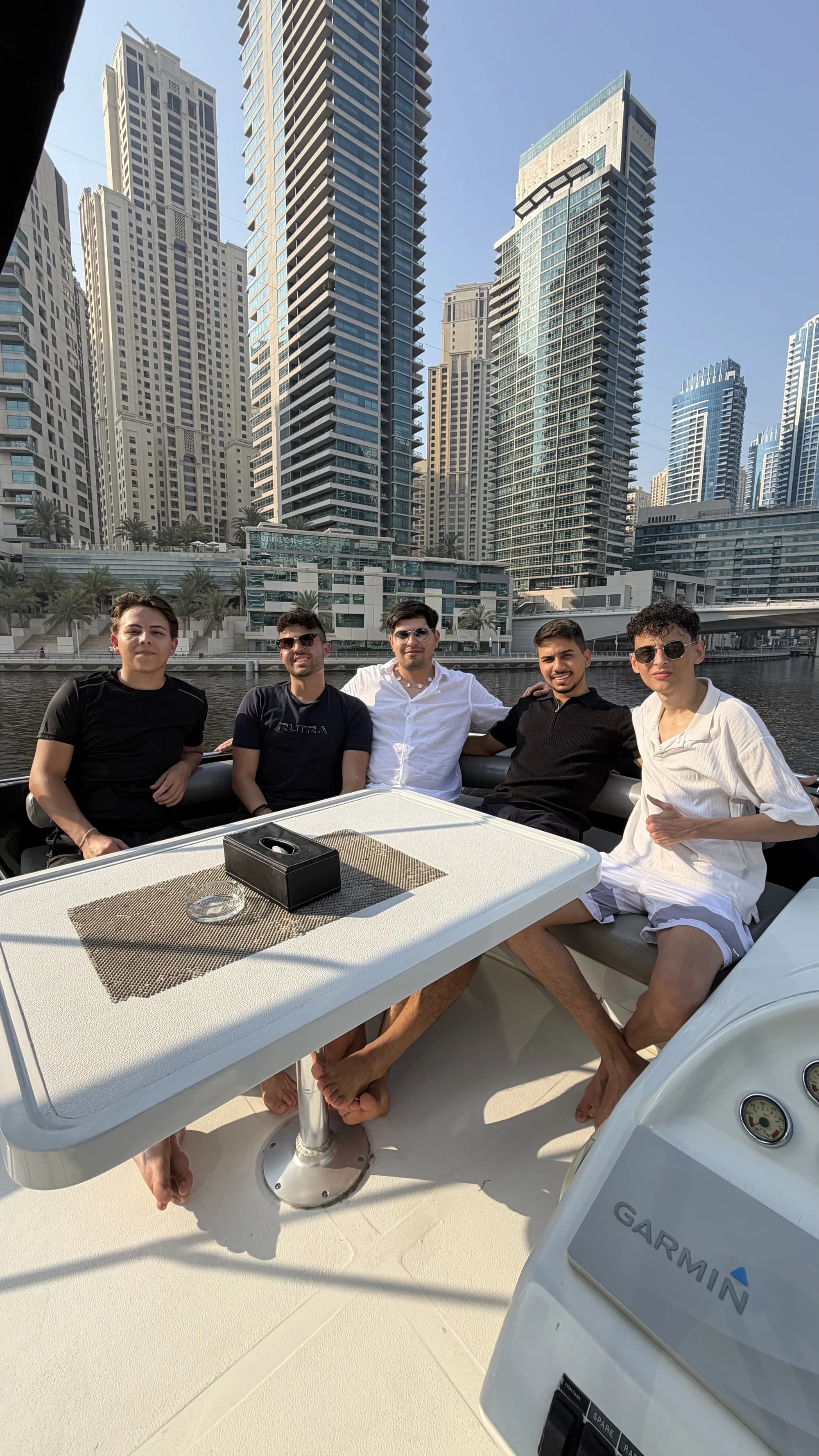 Membros reunidos em um barco na Marina de Dubai